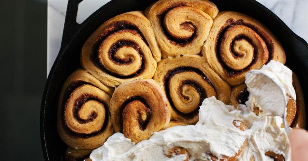 Gingerbread Cinnamon Rolls – Lodge Cast Iron