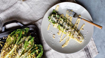 Lattuga romana alla griglia con vinaigrette all'erba cipollina