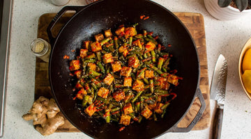 Tofu Croccante Con Asparagi Saltare In Una Wok Di Ghisa