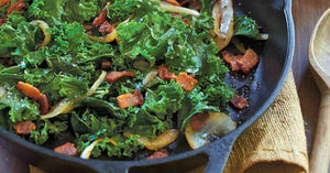 Λαχανίδα (Kale) Με Καραμελωμένα Κρεμμύδια & Μπέικον