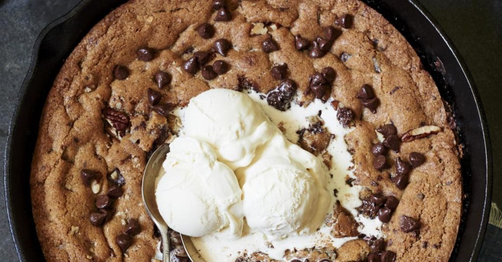 Warm Chocolate Chunk Cookie – Lodge Cast Iron