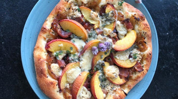 Pizza Con Crosta Di Semolino, Pancetta, Formaggio Erborinato E Pesca