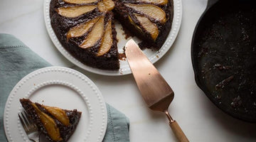 A Testa In Giù Torta Di Pan Di Zenzero Con Pera In Padella