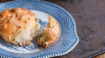 Involtini Di Lievito Con Salsiccia Piccante E Cheddar