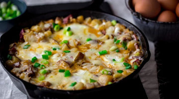 Carne in scatola saltata in padella con uova e formaggio cheddar