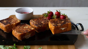 Toast alla francese ripieni con mascarpone, fragole e menta