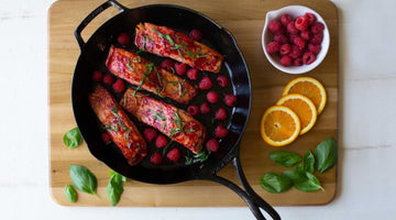 Filetto Di Salmone Con Basilico E Salsa Di Mirtilli