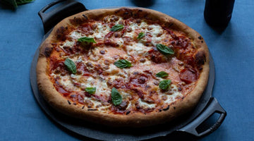 Pizza ai peperoni con peperone rosso arrostito e basilico 