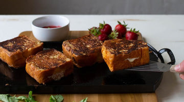 Toast alla francese ripieni con mascarpone, fragole e menta 
