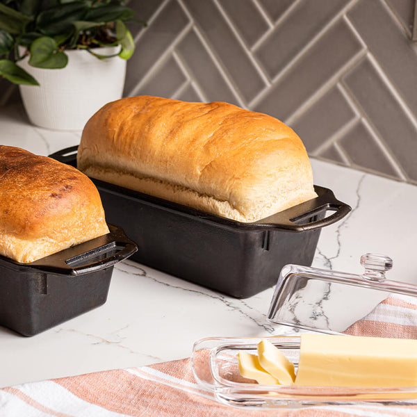 21.5 x 11.4 Cm Seasoned Cast Iron Loaf Pan + Silicone Grips