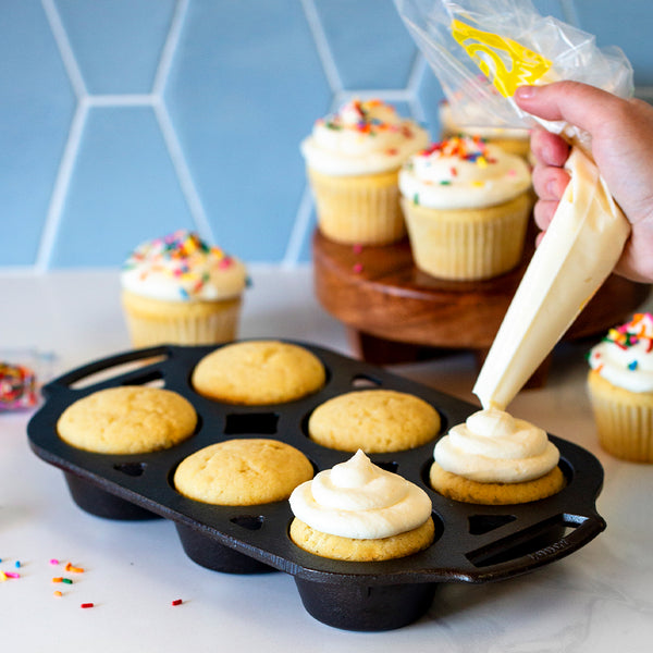 Μαντεμένια Φόρμα 6 Θέσεων Για Cupcakes + Λαβές Σιλικόνης