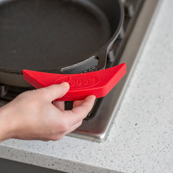 Manico in silicone rosso per forno olandese e padelle