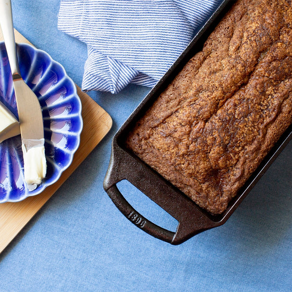 21.5 x 11.4 Cm Seasoned Cast Iron Loaf Pan + Silicone Grips